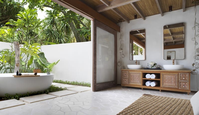 Fairmont Maldives Sirru Fen Fushi-DELUXE BEACH SUNRISE VILLA OUTDOOR BATHROOM_15636